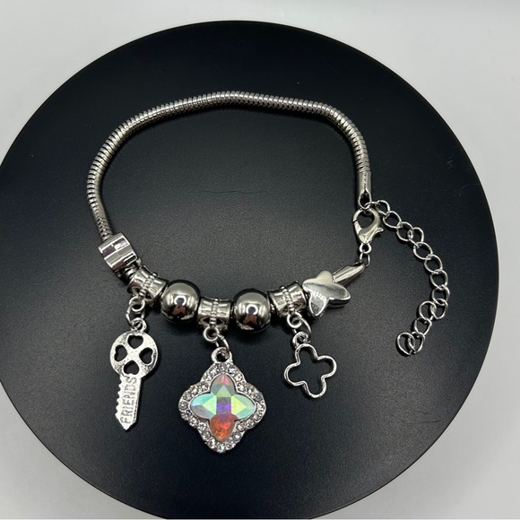 Fashion Jewelry Silver Charm Bracelet with Key and Clover - Picture 1 of 5